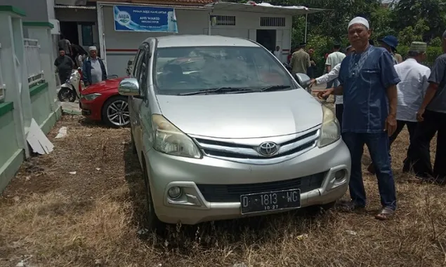 Mobil Avanza Misterius Diparkir di Lapangan Parkir Belakang Kantor KUA Cipedes