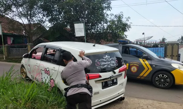 Mobil Masuk Selokan, Dua Polisi Patroli Polres Sukabumi Kota Bantu Evakuasi Mobil, Arief: Sangat Diapresiasi