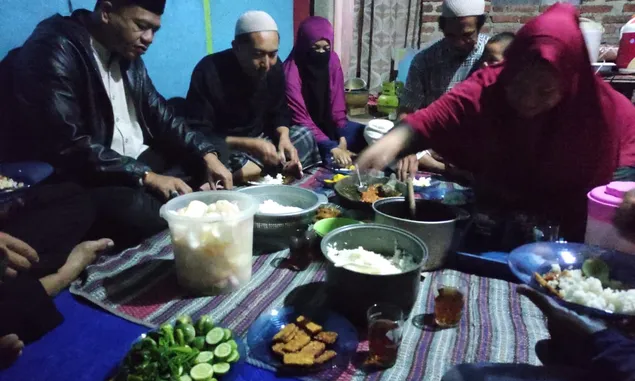 Sahur Pertama Ramadhan di Rumah Warga Kurang Mampu, Bupati Bandung: Sudah Jadi Tradisi