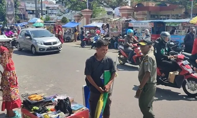 Banyak Pengunjung Ngabuburit, PKL Tetap Bertahan di Alun-alun Singaparna, Satpol PP Mengancam Bertindak Tegas