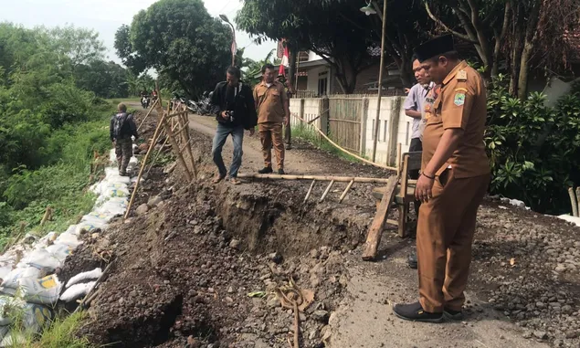 Abrasi Sungai Semakin Meluas, Ruas Jalan Desa Ligung Lor-Wanasalam, Kabupaten Majalengka Ditutup Total