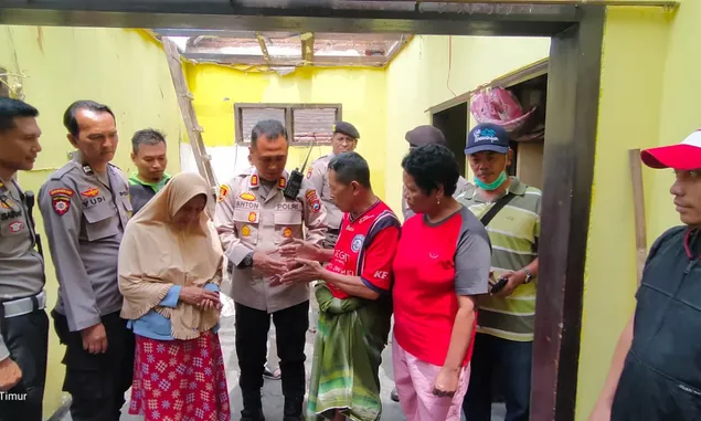 Kapolresta Malang Kota Datangi Lokasi Kebakaran di Jalan Piranha, Warga: Matursuwun Pak Polisi