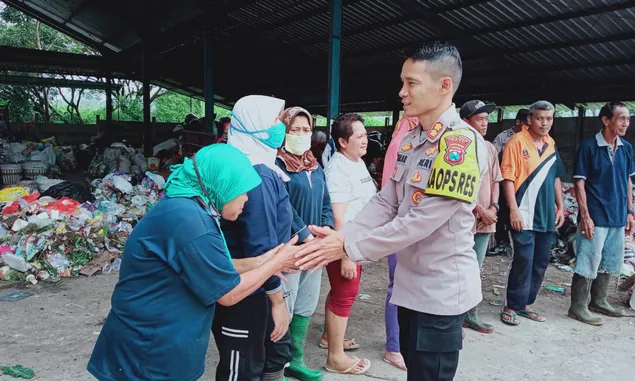 Polres Batu Mendadak Sambangi TPA Tlekung, Para Pekerja Tersenyum Bahagia