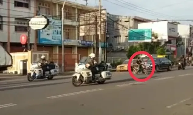 Trending !  Pemotor Ini Potong Jalur Mobil Rombongan Jokowi Hingga Nyaris Tabrak Kendaraan Presiden 