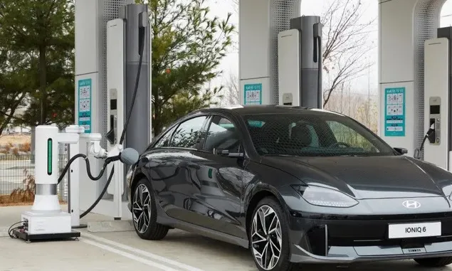 Tak Perlu Turun, Pengendara Mobil Listrik Hyundai Akan Dimanjakan dengan Layanan Robot saat Isi Baterai
