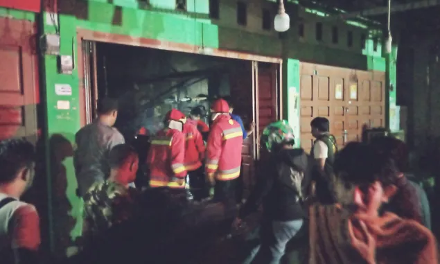 BREAKING NEWS! Jelang Sahur, Toko di Jalan Hasan Saleh Banda Aceh Terbakar