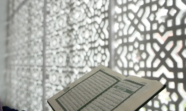 Buya Yahya: Boleh Membaca Al Quran Tanpa Kerudung Tapi Ada Tata Krama Menghadap Allah