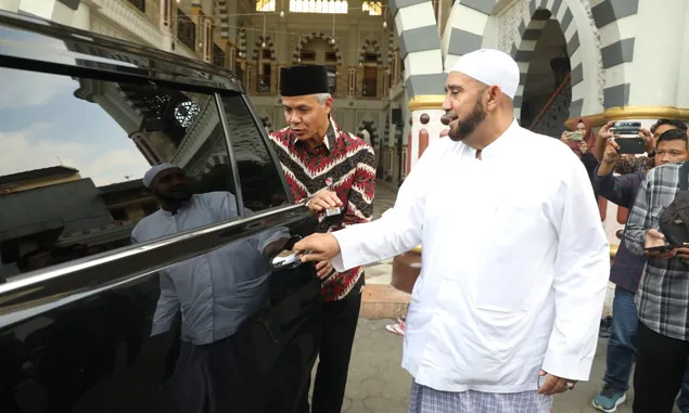 Momen Habib Syech Terkejut Isi Mobil Ganjar Pranowo, Ternyata Mainan Anak