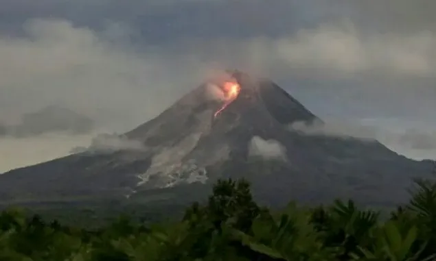 Gunung Merapi di DIY - Jawa Tangah Keluarkan Lava Pijar Sebanyak 9 Kali