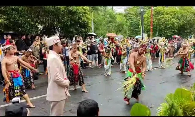 Molor 2 Jam dan Diguyur Hujan, Karnaval pada Festival Budaya Isen Mulang FBIM 2023 Berlangsung Meriah