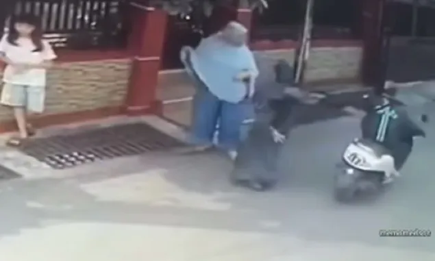 Viral Aksi Percobaan Jambret Beratribut Ojol di Depok Terekam CCTV, Korban sampai Terguling ke Aspal