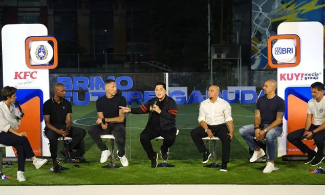 Lima legenda sepak bola dunia salah satunya Roberto Carlos jadi pelatih sehari di Fourfeo BRImo Future Garuda