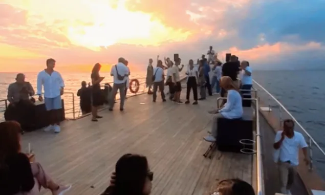 Menikmati Keindahan Sunset di Bali dari Atas Kapal Pesiar Shivanna