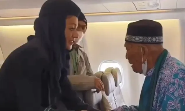 Kocak Jemaah Haji Indonesia Minta Turun dari Pesawat Karena Ayamnya Belum Dikasih Makan, Netizen Ngakak Berat