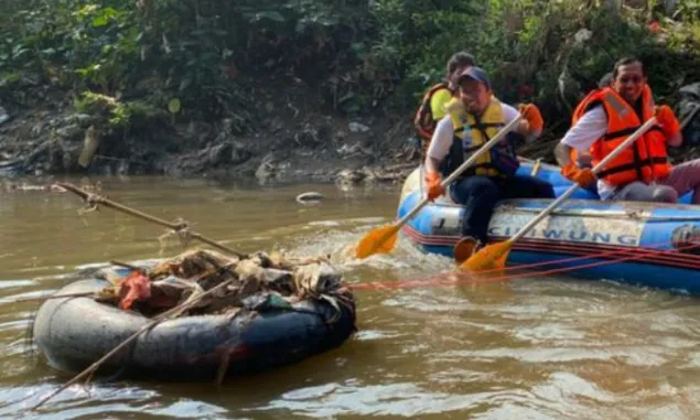Pemprov DKI Jakarta Bersama PLN Kumpulkan 640 Kg Sampah dari Sungai Ciliwung