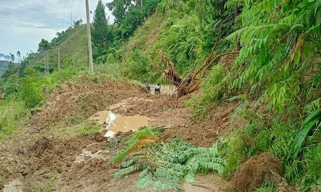 Lagi Lagi, Jalan Poros Penghubung Kecamatan di Mamasa Tertutup Longsor, Pengendara Kesulitan Melintas