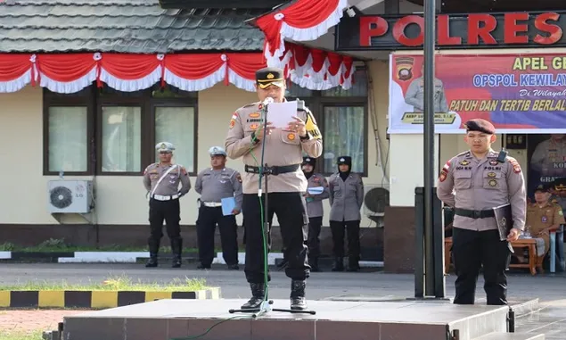 Wakapolres Sambas Pimpin Apel Gelar Pasukan Operasi Patuh Kapuas 2023
