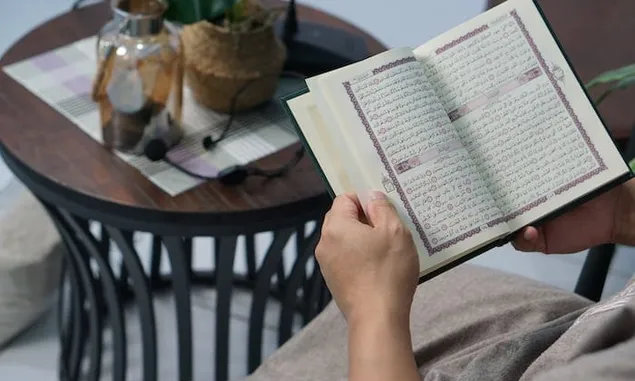 Berdzikir Sambil Main Handphone, Benarkah Diperbolehkan dalam Islam?