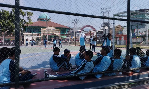 Miris! Warga Desa Cihaur Hanya Menjadi Penonton Dari Pembangunan Lapangan Futsal Yang Dibiayai Dana Desa