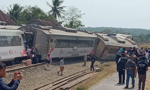 Tim Terpadu Evakuasi 500 Penumpang KA Argo Semeru dan Argo Wilis yang Kecelakaan di Kulon Progo