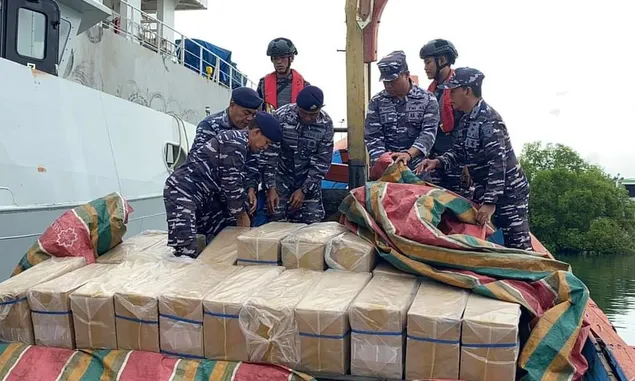 TNI AL Gagalkan Penyelundupan 350 Dus Rokok Ilegal di Aceh Utara