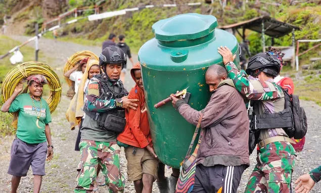 Satgas 330 Bantu Masyarakat Kampung Bilogai Dapatkan Air Bersih Sebuah Catatan Sejarah Negeri Diatas Awan