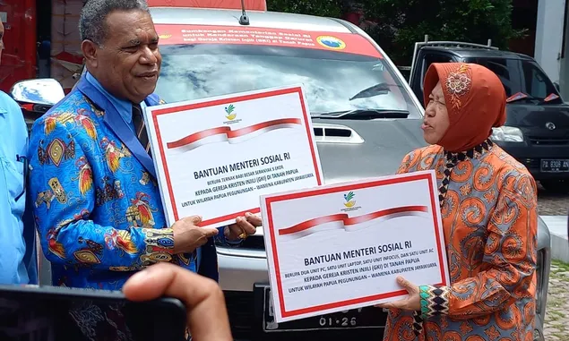 Mensos Serahkan Bantuan Kepada Gereja-Gereja di Papua