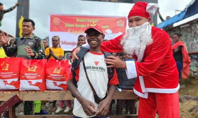 Cinta Kasih Natal Ujung Negeri Santa Claus Tri Dharma Bagikan Hadiah Natal Warga Holomama