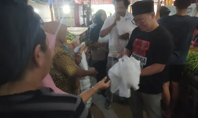 Tim Pemenangan Nasional Amin Bagikan Kaos di Pasar Manis Ciamis, Tanya Harga-harga 