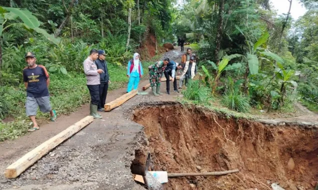 Jalan Desa di Cisompet Garut Tergerus Longsor, Lima Warga Dievakuasi