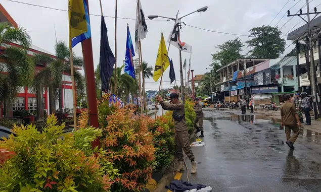 Bawaslu Sanggau Tertibkan 926 Bendera Parpol Tak Ikut Aturan