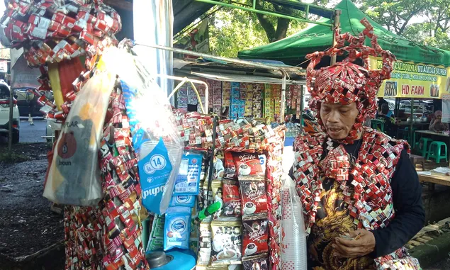 Unik, Penjual Kopi di Tasikmalaya Pakai Kostum Daur Ulang