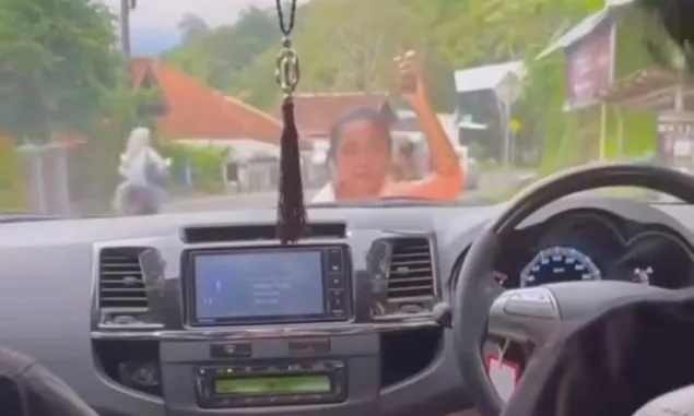 Viral Video Aksi Nekat Seorang Nenek di Garut Menghadang Mobil Malak Uang Pengendara