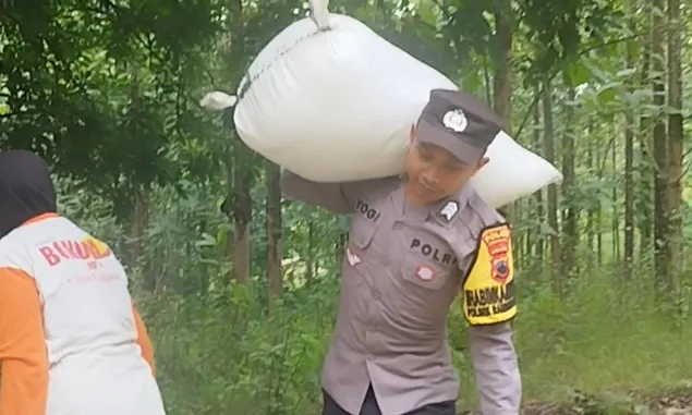 Kisah Polisi Randudongkal Saat Kawal Logistik Pemilu ke Desa Gongseng