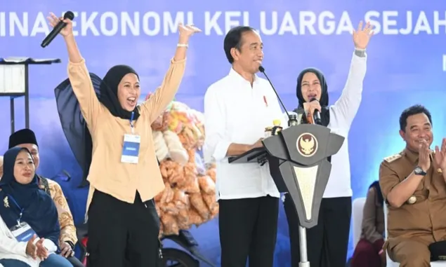 Silaturahmi dengan Para Nasabah Mekaar, Jokowi: Saya Senang di Sulawesi Selatan