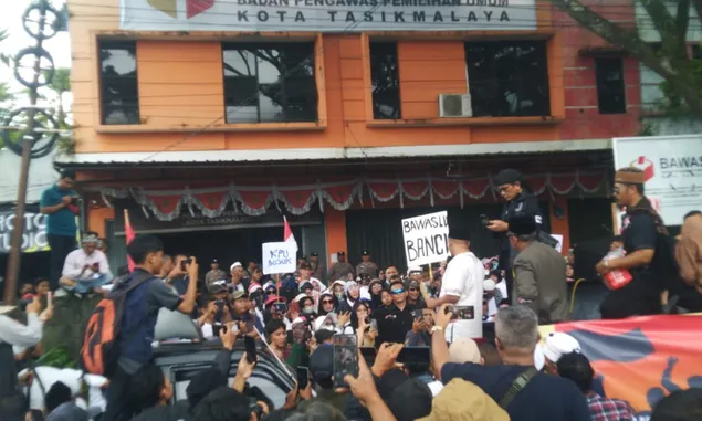 Massa Relawan Perubahan Unjuk Rasa di Kantor KPU dan Bawaslu Kota Tasikmalaya, Baliho Caleg Dicopot 