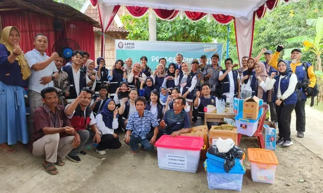 LPPM Undip Berikan Pengobatan Gratis di Grobogan Pasca Banjir