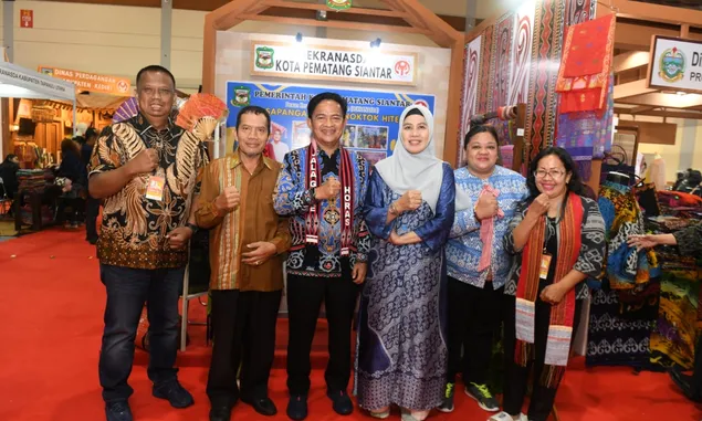 Kunjungi Stan Kota Pematangsiantar di Inacraft 2024, Pj Gubernur Hassanudin Beri Motivasi para Pengrajin