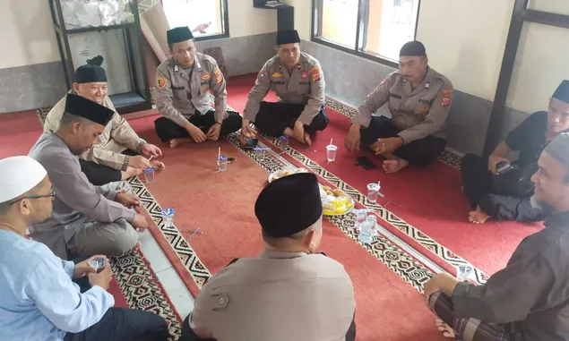 'Jumat Curhat' : Kompol Iwan Jadi Khatib dan Imam di Masjid Jami Abdullah Shobir PJI Tasikmalaya