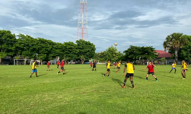 Jalin Sinergitas, Lanudal Kupang - Yonmarhanlan 7 Tanding Sepak Bola Persahabatan
