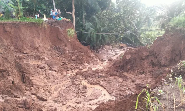 Longsor, Jalan Penghubung Desa Cilabanbulan-Ciherangjaya Kabupaten Pandeglang Terputus