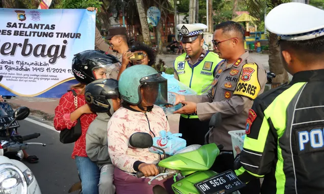 Operasi Keselamatan Menumbing 2024: Polres Belitung Timur Bagikan Helm Gratis dan Takjil kepada Masyarakat