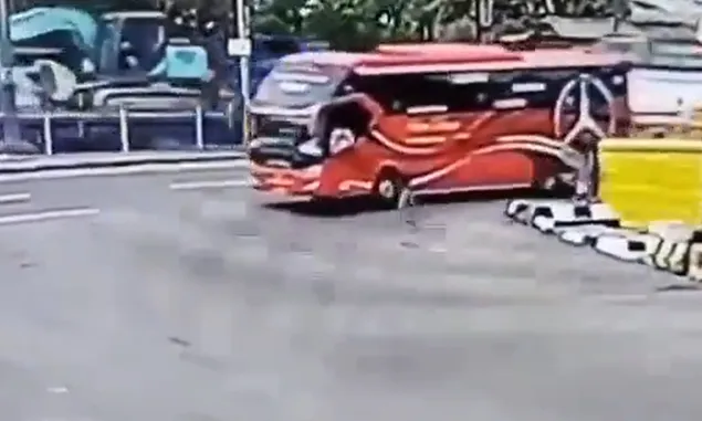 Video Detik-detik Bocah 5 Tahun Terlindas Bus PO Sinar Dempo saat Berburu Telolet di Pelabuhan Merak Banten