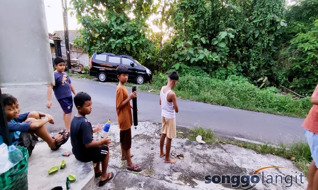 Bermain Long Sepiritus, Permainan Berisiko Menemani Ngabuburit di Surakarta