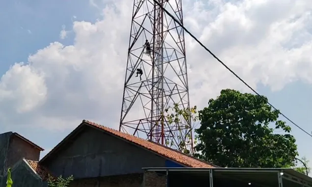 Video : Proses Evakuasi Pekerja Tower di Tegal yang Terjepit di Ketinggian 50 Meter