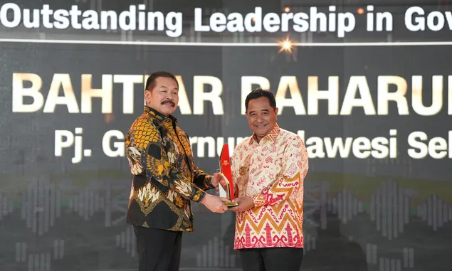 Pj Gubernur Bahtiar Raih CNN Indonesia Awards Kategori Kepemimpinan-Tata Kelola Pemerintahan Terbaik