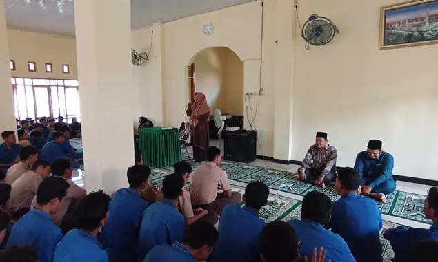 Ust Imam Abu Abdillah Narasumber Dinul Islam di SMAN 1 Peukan Bada