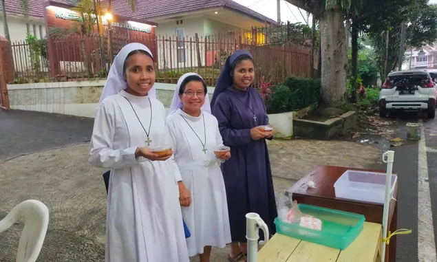 Serba-serbi Ramadhan, Viral Biarawati Jualan Takjil di Sukabumi