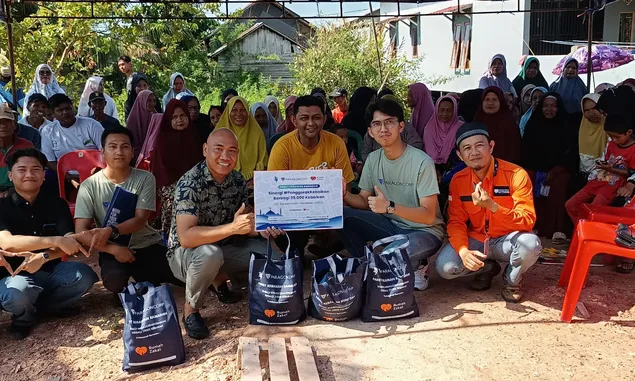 PT. Paragon bagikan Sembako kepada Warga Desa Kayu Bawang Kabupaten Banjar 