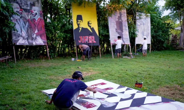 Komunitas Pojok Ubah Baliho Peserta Pemilu jadi Karya Seni